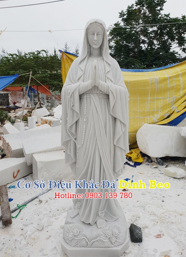 Tượng Đức Mẹ Fatima nhìn tổng thể từ mặt trước